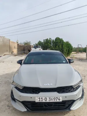 سياره كي 5  مديل 23 فول عده الفتحه  السياره حادثه جدا بصيط وحلو ماشيه 60 الف ما بيها نقص برغي السيار