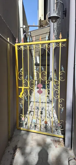 بوابة حديد أنيقة للبيع – حالة ممتازة بوابة حديد بتصميم كلاسيكي جميل، قوية ومتينة، مناسبة للمدا