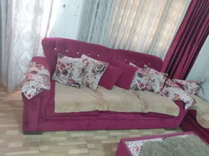 طقم كنب 7 مقاعد للبيع مع البرادي جداد مع 4 اسكملات و 3 طاولات ضيافه وطاوله بالوسط مع اللوحات