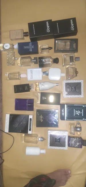 قناني عطر فارغة