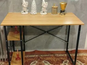 ميز دراسي.
