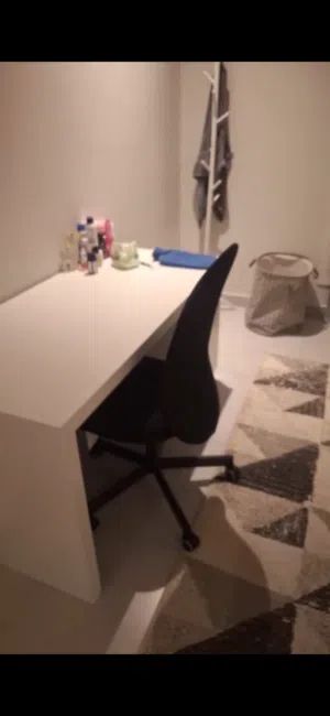 IKEA MALM Desk with Black Office Chair/ مكتب مع كرسي مكتب أسود – بحالة ممتازة