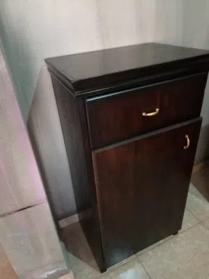 خزانة صغيرة خشب لاتية مقشط زان قشرة بلوط  بحالة ممتازة جدا  شبه جديدة ارتفاع 115× عرض 60× عمق42سم