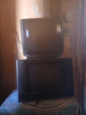 2 تلفزيون شغالين تمام.