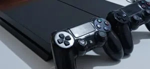 للبيع بلايستيشن 4 فات مهكر تههكيره 9.. (PS4 Fat) بحالة ممتازة جدًا وفيه 2يدين وحده اصليه
