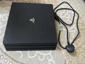 بلاستيشن 4 pro بحاله ممتازه جدا مع ثلاث اجهزه و مع شريط كراش