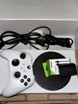 اكس بوكس سيريوس اس استعمال خفيف مع الكرتونه واليد الاصليه مع وصلاته وبطاريه قابله للشحن مع شاحنها