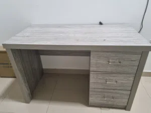 طاولة دراسه بحاله جيده جدا