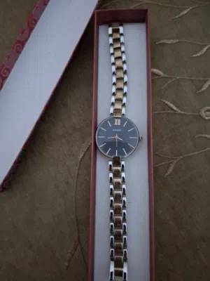 ساعة نسائية انيقة للبيع - ستايل راقي كستك ذهبي لامع، مكتوب عليها Rado (تقليد راقٍ غير أصلية)