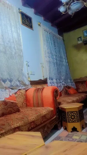 انتريه مغربي مستعمل نظيف 11 متر مع 4 ماسات و3 بردات لون ذهبي ومدسعه باب متر لون برتقالي