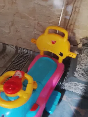 سياره اطفال نضيفه كلشي مابيه