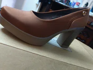 حذاء بكعب عالي