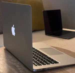 للبيع MacBook Air 13” 2015 – جهاز عملي وخفيف