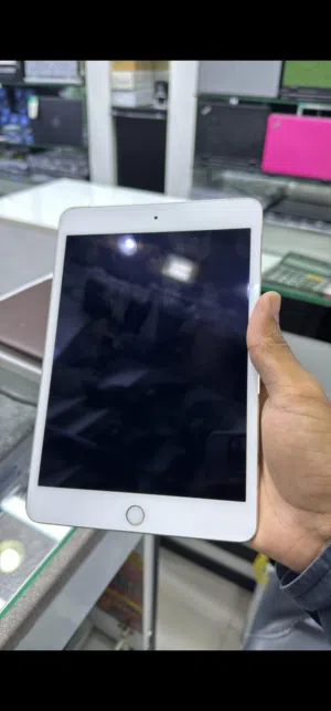 ايباد ميني 4..128جيبي مع ملحقات شاحن وكور