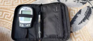 هذا الجهاز الظاهر في الصورة هو جهاز قياس السكر في الدم On Call Advanced، يُستخدم لفحص مستوى الجلوكوز