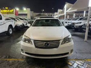 Lexus ES300 GCC, second owner, in showroom condition, with warranty on transmission, engine, and cha