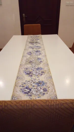 للبيع طاولة سفرة مع 8 كراسي بحالة جيدة ونظيفة.