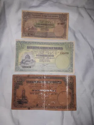 ثلاث عملات فلسطينه  فئه 100 جنيه فئة 1 جنيه وفئه  500 مل مرفق في الصور العملات وهي على جهاز الفحص