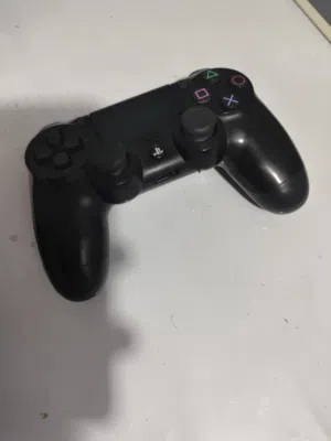 PS4 مستعمل للبيع وجويستيك وقرصين