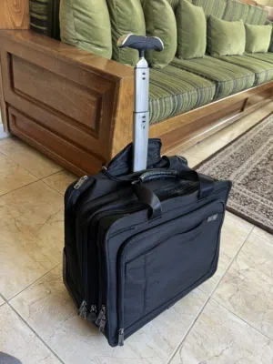 حقيبه لاب توب وثائق ومستندات ...ماركة فيكتورينوكس Victorinox  باليد أو بعجلات