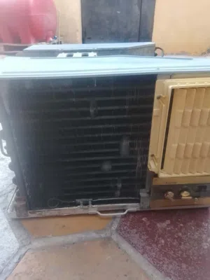 السلام عليكم مكيف جنرال طن ونص ابو السفيفه مكيف نظيف راديتر مثل ماموضح بالصوره فقط حار