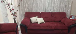 طقم كنب 7 مقاعد لون خمري بحالة جيدة