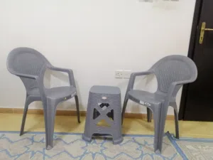 كرسي عدد اثنين مع طاوله السعر 5 ريال