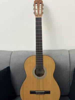 جيتار cort اصلي بحال الجديد للمحترفين للبيع