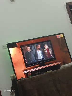 للبيع بليستيشن 4 نظيفه نخب اول مع 3 العاب وشاشه كبيره