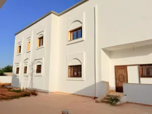 مبنى  مدرسي متكامل للإيجار – عين زارة  بالقرب من الملكية مول 2
