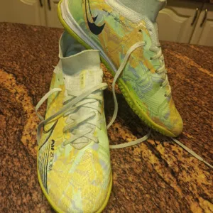 بوط رياضي كرة قدم للملاعب بحاله الجديد، ممتاز . مقاس 39