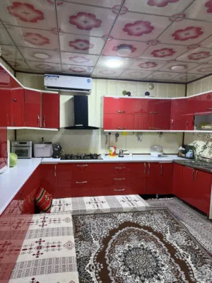 مطبخ تركي 12 م احمر السطح ابيض خشب 24 خانه راسلونا على الرقم