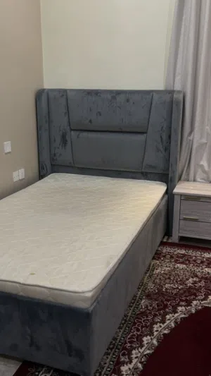 سرير ازرق مخمل شبة جديد مع طاولة جانبية
