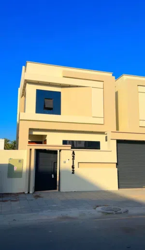 فيلا راقية للبيع في مرتفعات العامرات الاولى البناء فخم و بتصميم راقي وبديكورات عالية الجودة