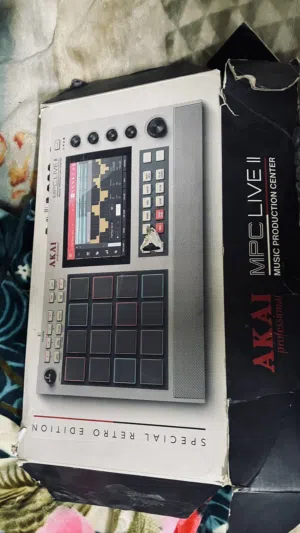محطة إنتاج موسيقي Akai MPC Live II Retro Edition