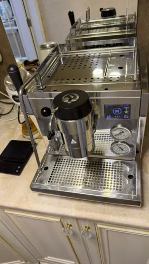 للبيع: ماكينة إسبريسو Rocket R Nine One مستعملة 3 سنوات — حالة ممتازة المواصفات: • ماركة: Rocket Es
