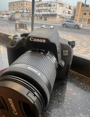 كاميرا كانون canon 700D نظيفة جدا بملحقاتها للبيع