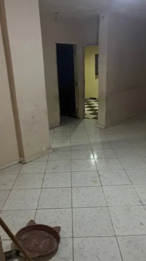 شقه بالعجمي الهانوفيل شارع الرضوان بشارع امام مدرسه شباب المستقبل عقار مسجد بر الوالدين