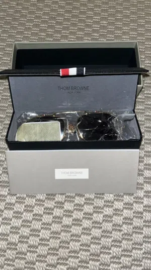 نظارة توم براون (Thom Browne) أصليه بكامل ملحقاتها