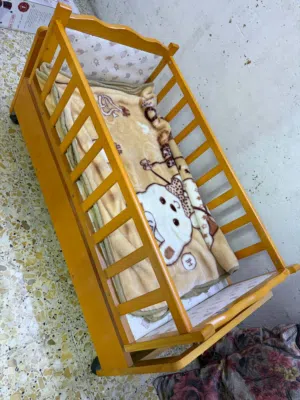 سرير اطفال خشب نظيف