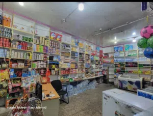 بقاله ثلاث فتحات ركنيه في وسط جوله ومدخل حارات
