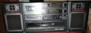 هذا الجهاز هو عبارة عن مسجل كاسيت "بومبوكس" (Boombox) عتيق من ماركة TEC، وتحديداً الطراز 811 الذي يت