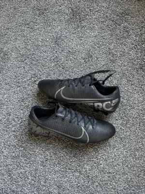 جوتي كوره نايك اوريجينال اصلي حالته كا الجديده نظيف مقاس 42:5 Football shoes Nike original