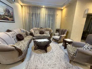 طقم كنب خشب زان و طاولة سفرة لقطة للبيع