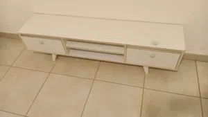 طاولة تلفزيون بحالة ممتازة