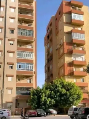 شقه للبيع العماره المقابله مستشفى ابن النفيس الدور التانى