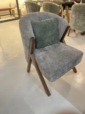 كرسي خشبي مفرد