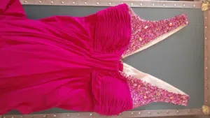 فستان طويل رسمي فوشيا اللون مستعمل للبيع size L