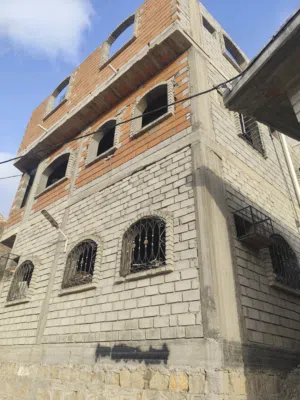 للبيع عمارة ثلاثة دور في باجعمان خلف الأمن السياسي سابقاً مطلة على خور المكلا منظر خيالي