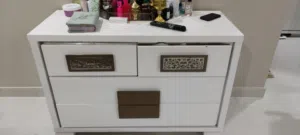 للبيع سرير مع مترس وتسريحة